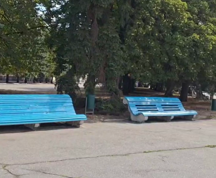У зоні відпочинку біля Палацу культури оновили 29 лавок