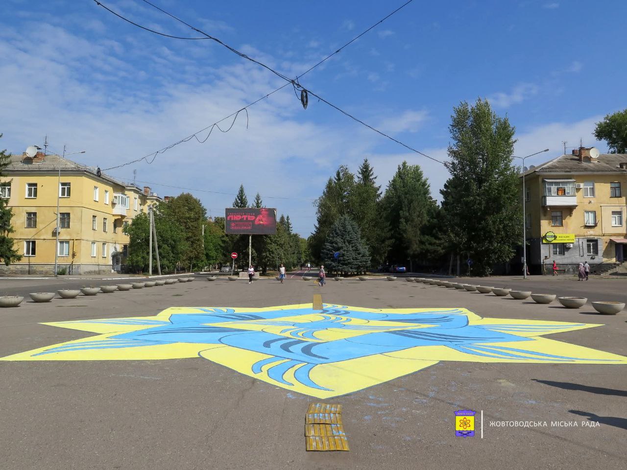 У Жовтих Водах відновили патріотичний мурал «Квітка миру»